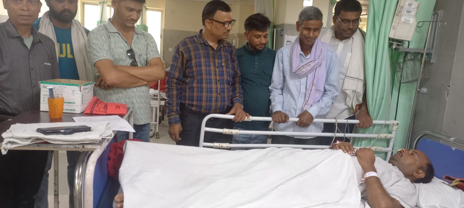 सुढ़ी समाज उत्थान समिति के प्रतिनिधि मंडल टाटा मेन अस्पताल में ईलाजरत पत्रकार शंकर गुप्ता से मिल इनके जल्द स्वस्थ होने की प्रार्थना किए 1 IMG 20260521 WA0052