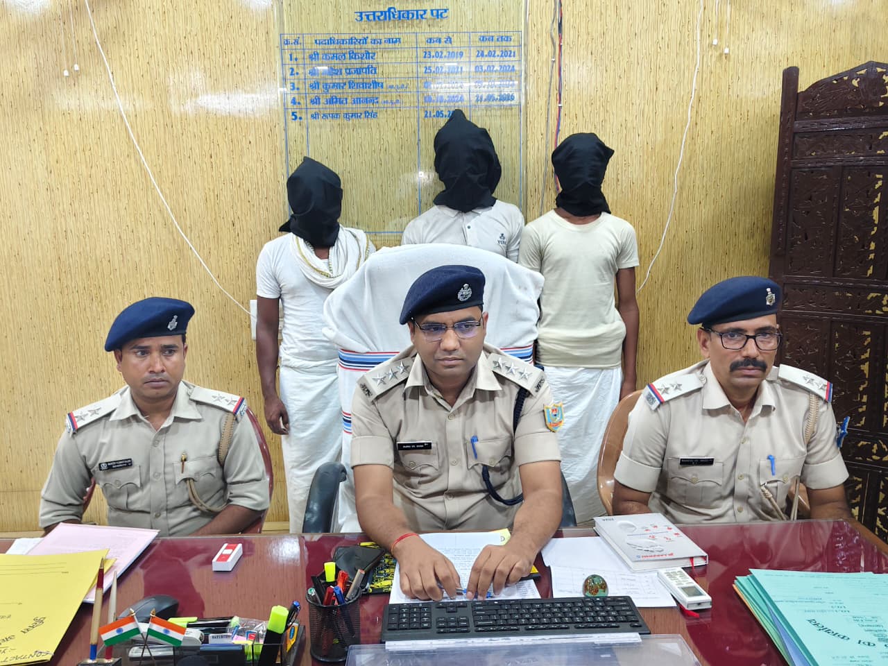 साधु के भेष में ठगी करने पहुंचे तीन अपराधी गिरफ्तार, महिला से ठगा गया सोने का जेवर बरामद 1 2