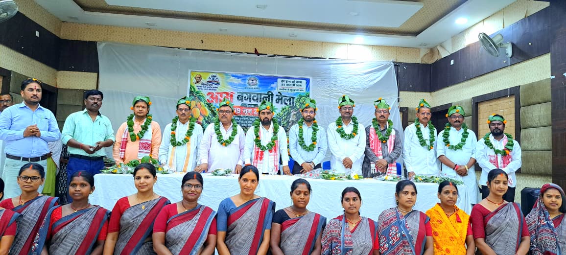 बरही नगर भवन में एक दिवसीय प्रखंड स्तरीय आम उत्सव सह बागवानी मेला आयोजित 1 3