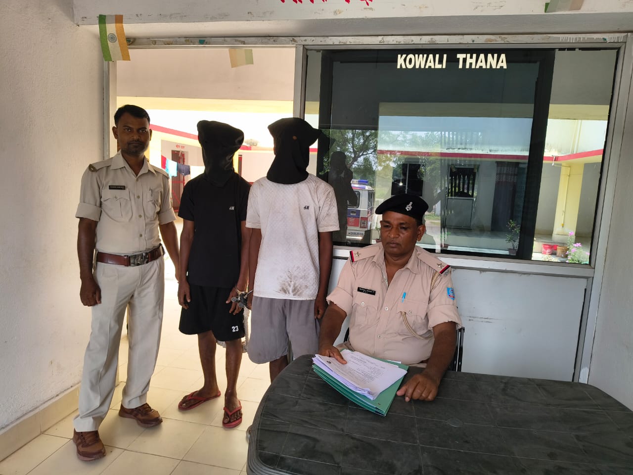 चोरी के स्कूटी के साथ दो चोरों को कोवाली पुलिस ने गिरफ्तार कर न्यायिक हिरासत में भेजा 1 IMG 20260612 WA0084