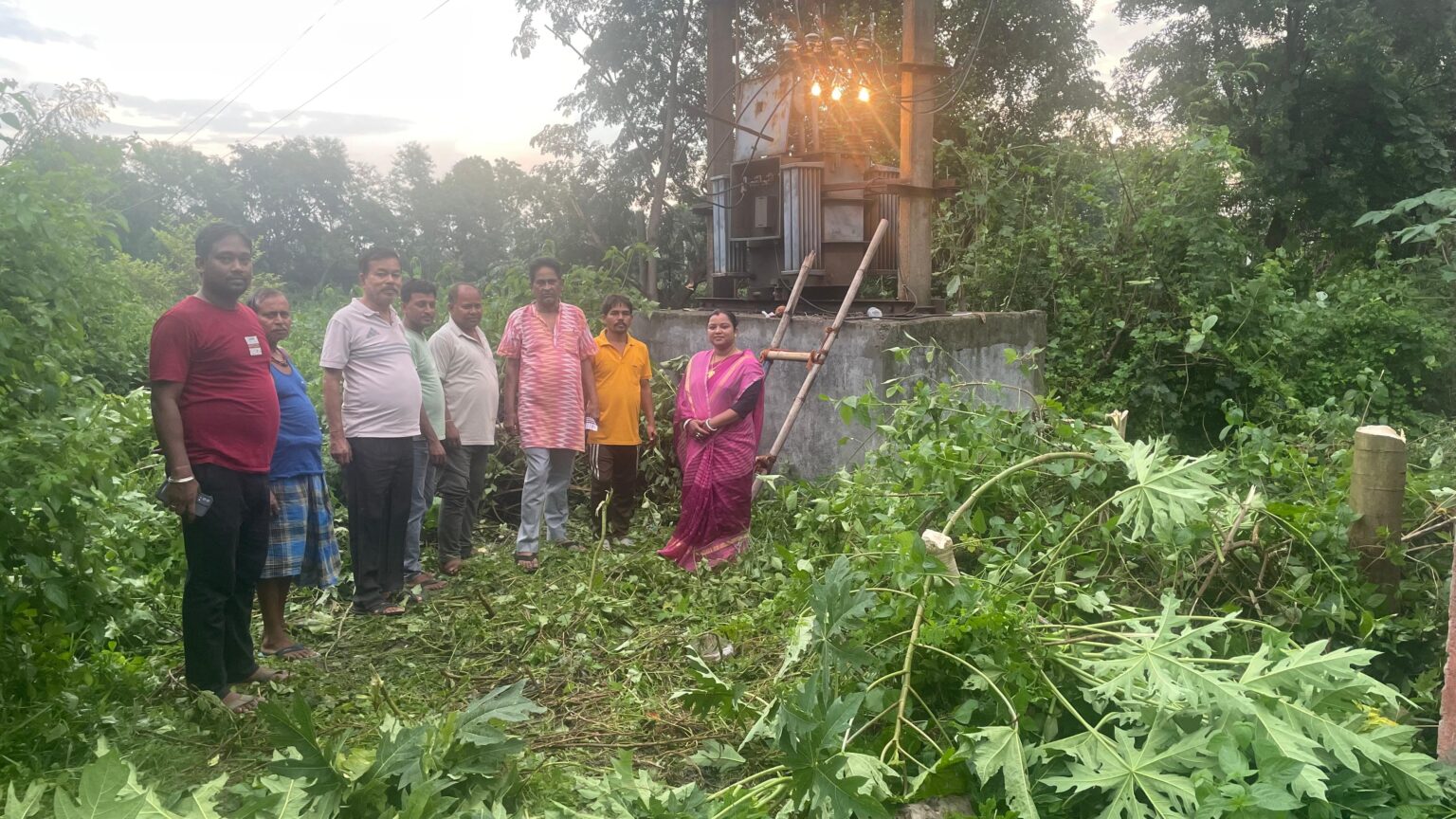 मुखिया देवी कुमारी की पहल से 24 घंटे में बदला हल्दीपोखर मुर्गा बाजार का खराब ट्रांसफार्मर 1 IMG 20260716 WA0067