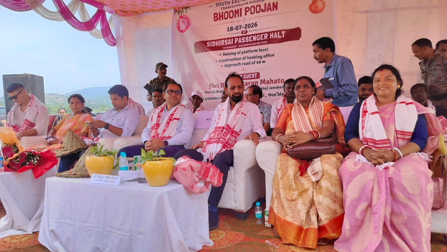 सिदिरसाई हाल्ट के भूमि पूजन में मुखिया देवी कुमारी ने संसद विद्युत वरण महतो को सौंपे 7 सूत्री मांग पत्र 1 IMG 20260718 WA0046