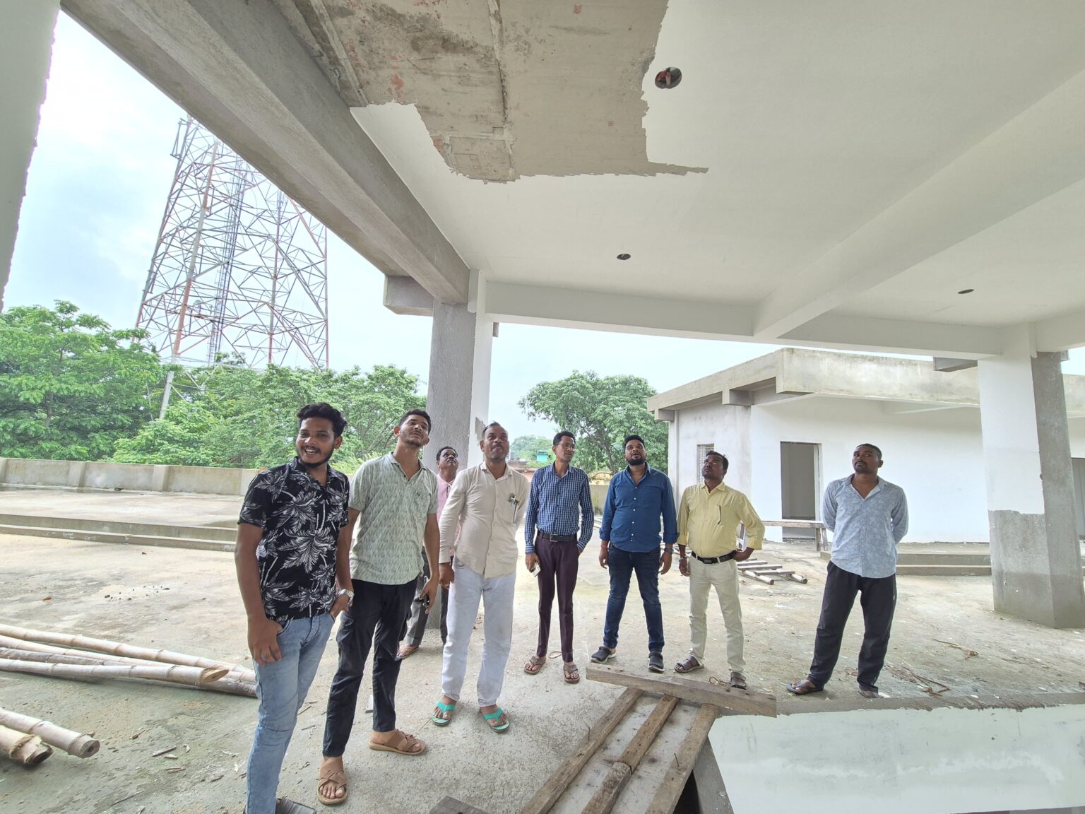 हाता नवनिर्मित मार्केट कॉम्प्लेक्स का जिला परिषद सूरज मंडल ने किया निरीक्षण,निर्माण में भारी अनियमितता के लगाए आरोप 1 IMG 20260809 WA0114